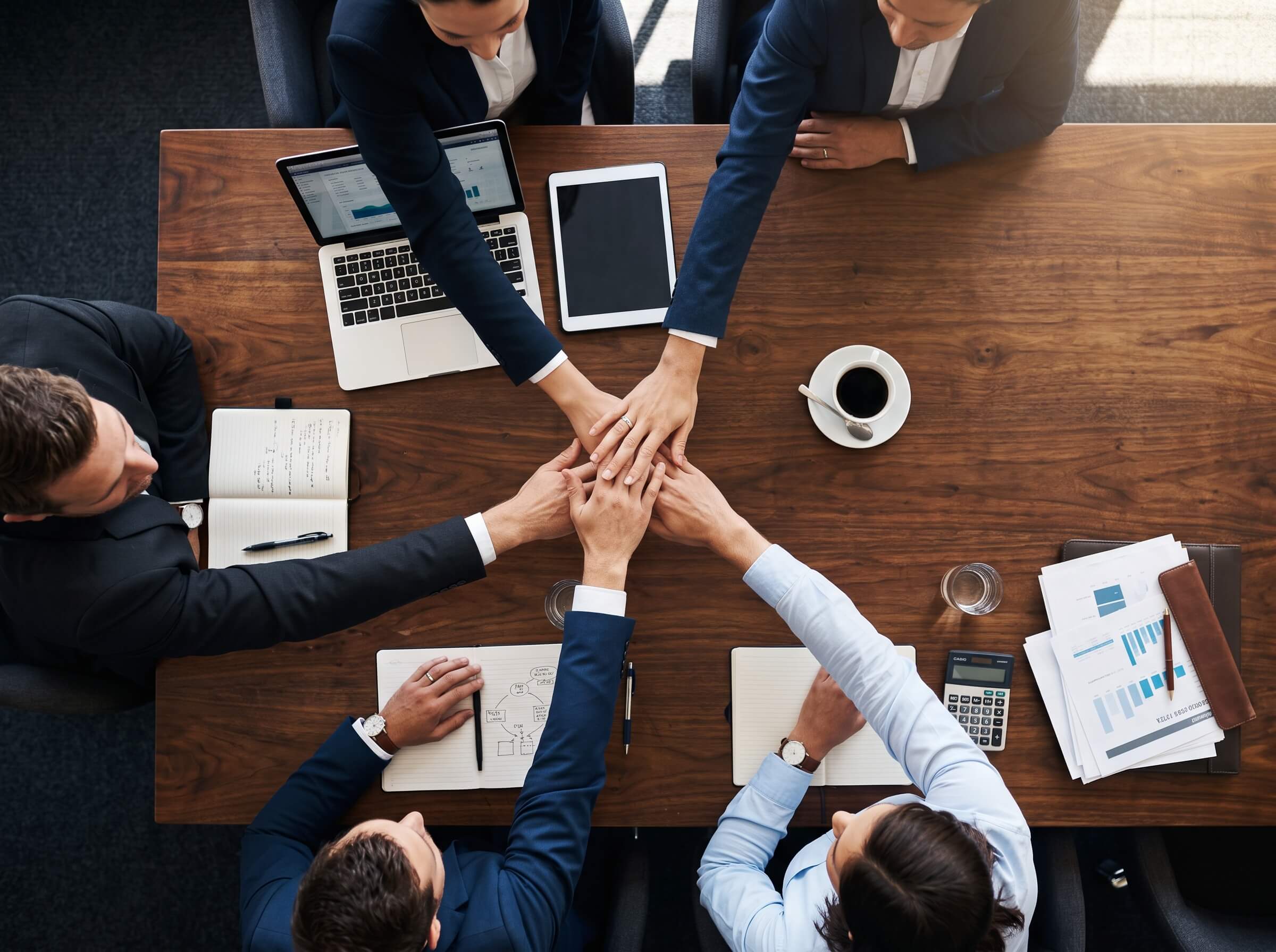 Antreprenor lucrând la strategia de business